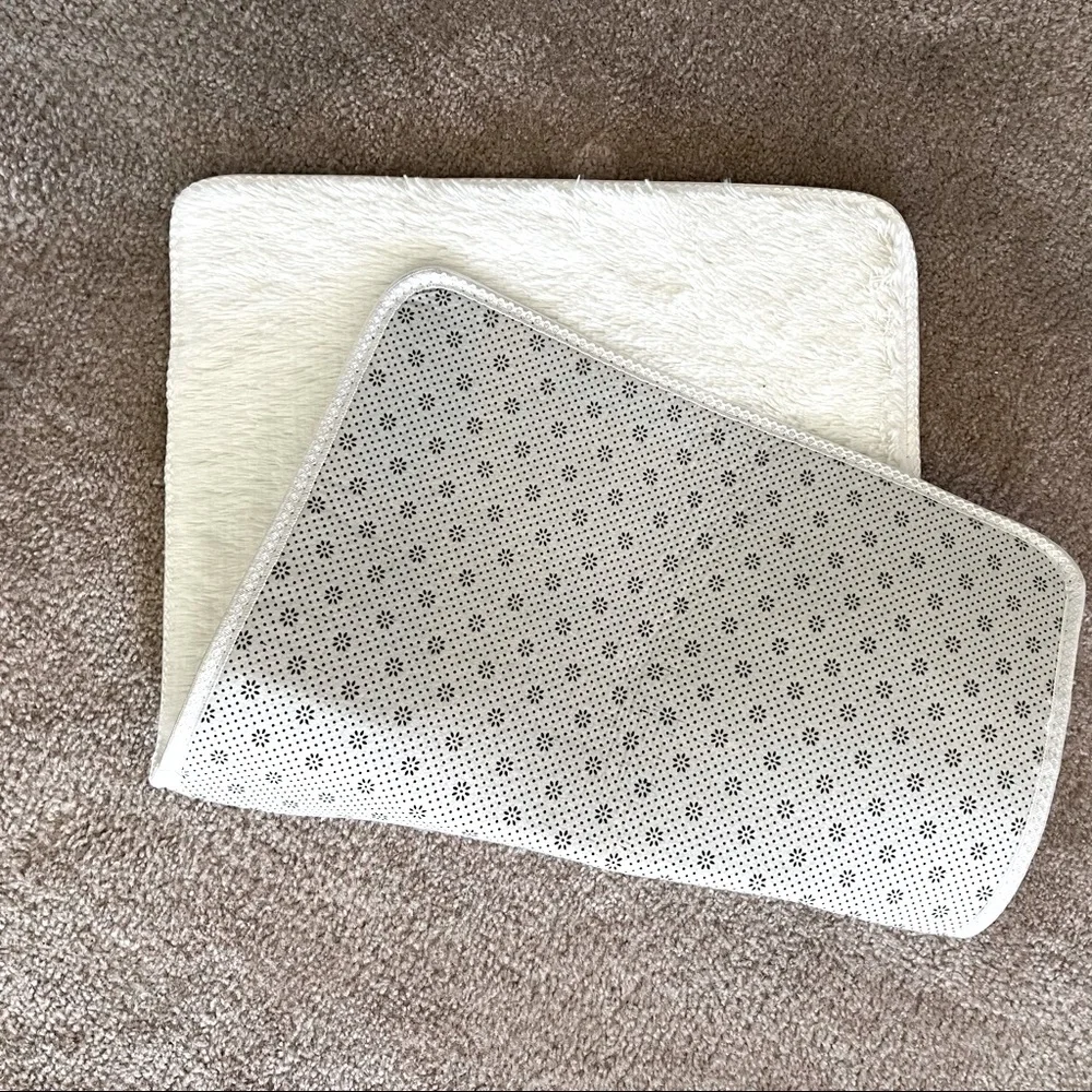 Crazy soft, white bath mat 20x 32”. NWOT